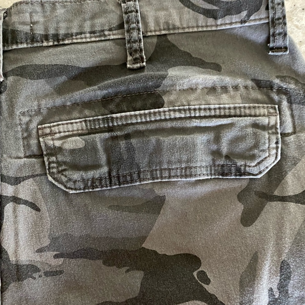 EUC Wrangler men’s black/grey camouflage pants, size 36x30 - Picture 7 of 9